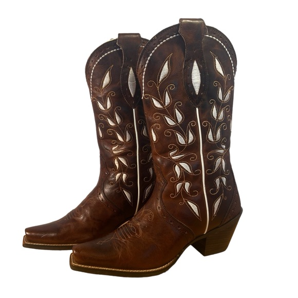 Ariat Shoes - Ariat Womens Cowboy Boots Size  6.5 B  D Toe  Beautiful Detail Pull-on Riding